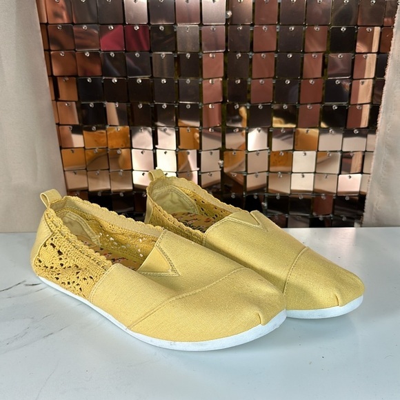 Ardene mustard Yellow Toms Style Slip on Flats w Lace Detailing Size 10 - Picture 2 of 7